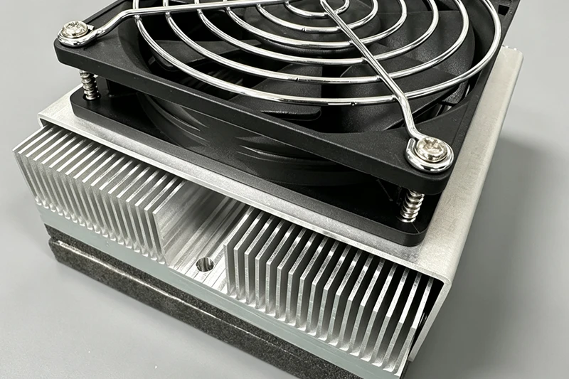 Axial fan mounted on finned heatsink