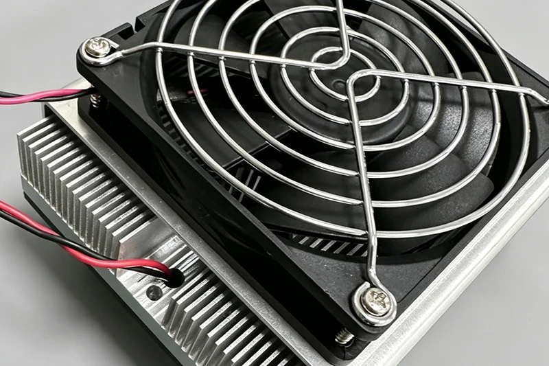 Axial fan on finned heatsink with TEC wiring